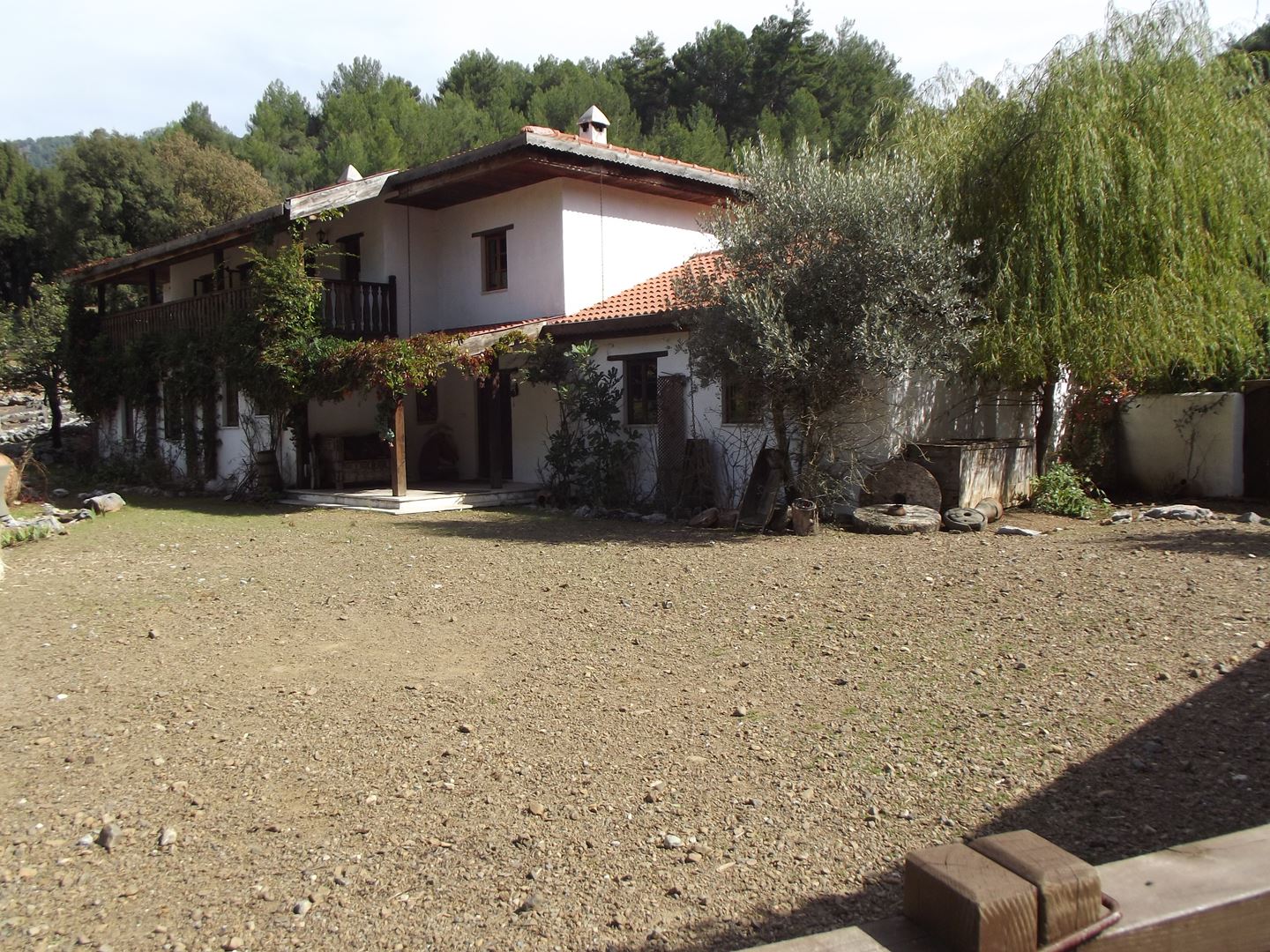 Nif'de 4936 m2. arazi içinde çiftlik evi