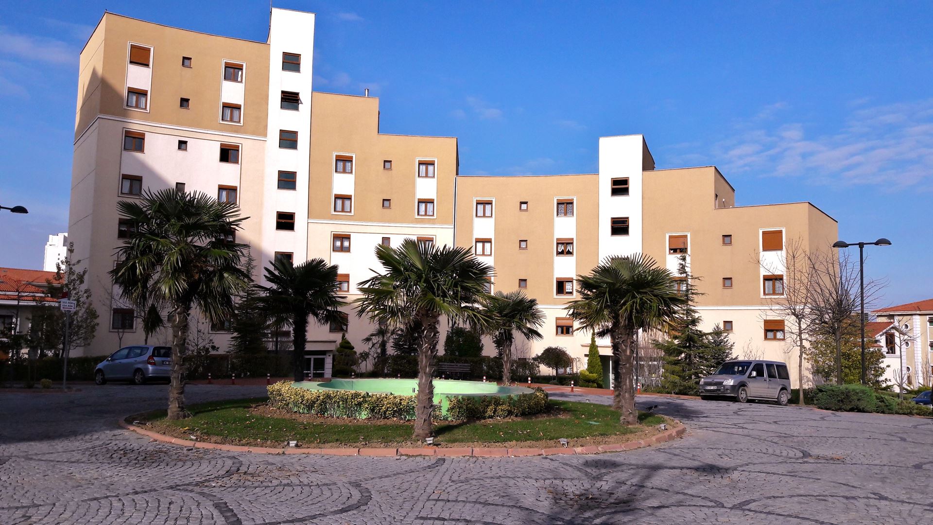 BAHÇEŞEHİR SPRADON EVLER HAVUZ ÖNÜ SATILIK DAİRE - UFUK MUTLU
