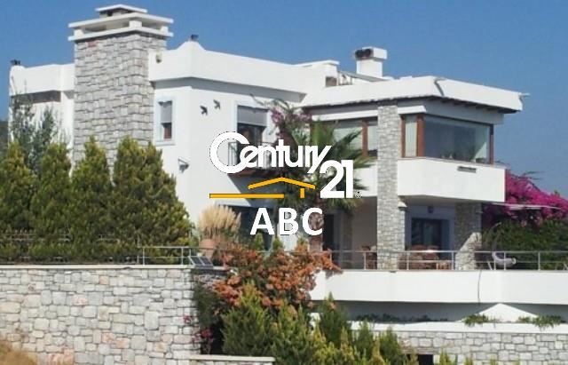 BODRUMDA ÖNÜ KAPANMAZ 180 DERECE BİTEZ KOYU MANZARALI VİLLA