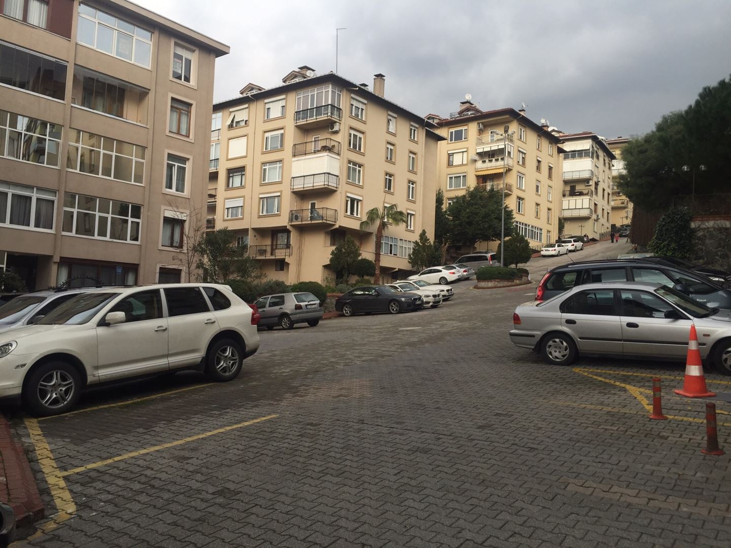 ULUSTA GÜVENLİKLİ VE OTOPARKLI SİTEDE ÇOK FERAH VE BAKIMLI DAİRE