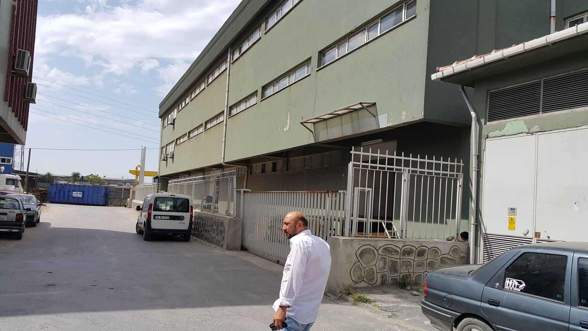 SEFAKÖY DE KİRALIK 1000M2 YÜKSEK GİRİŞ İŞYERİ İMALAT DEPO OFİS