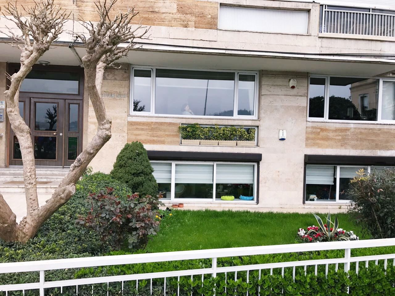 SAHİLDE BAHÇE KULLANIMLI LÜKS YOL YALISI