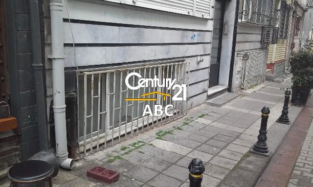 MODA GÜRBÜZTÜRK SOKAKDA BAHÇE KATI SATILIK DAİRE