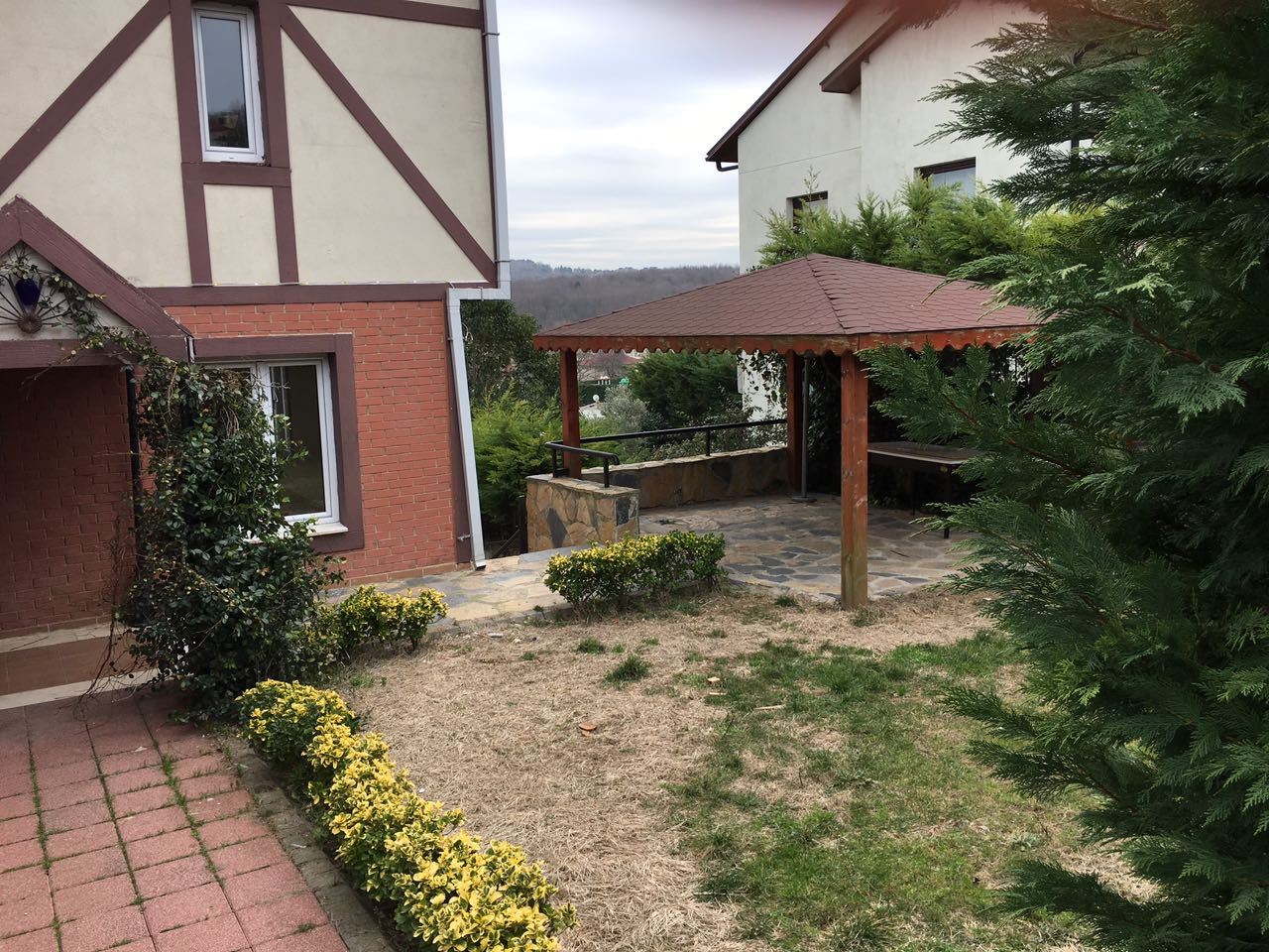 ZEKERİYAKÖY ARIKÖY'DE 480m2 BAHÇE İÇİNDE 300m2 VİLLA