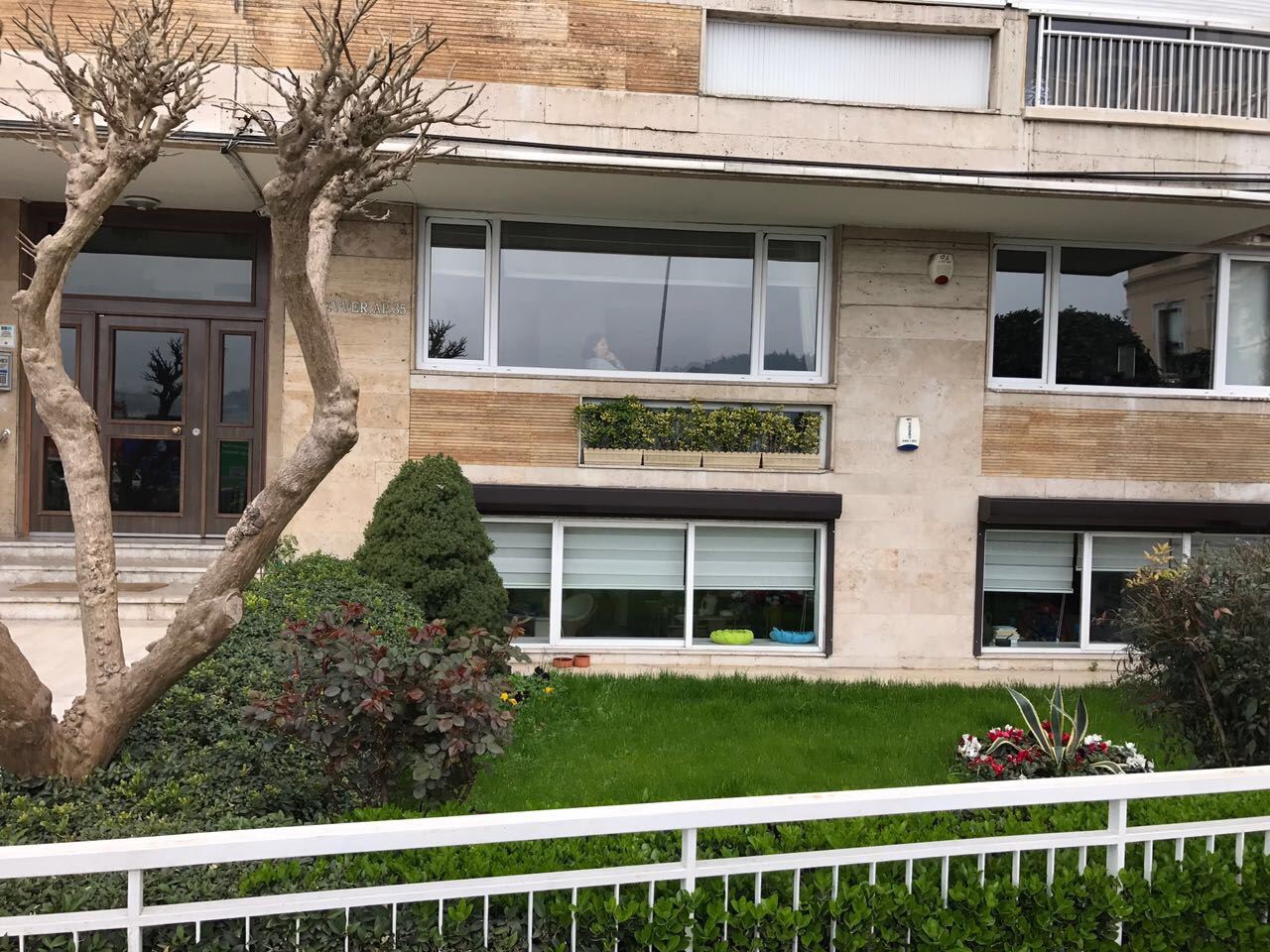 SAHİLDE BAHÇE KULLANIMLI LÜKS YOL YALISI